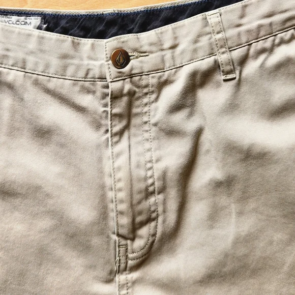Volcom Shorts Khaki - Picture 6 of 6